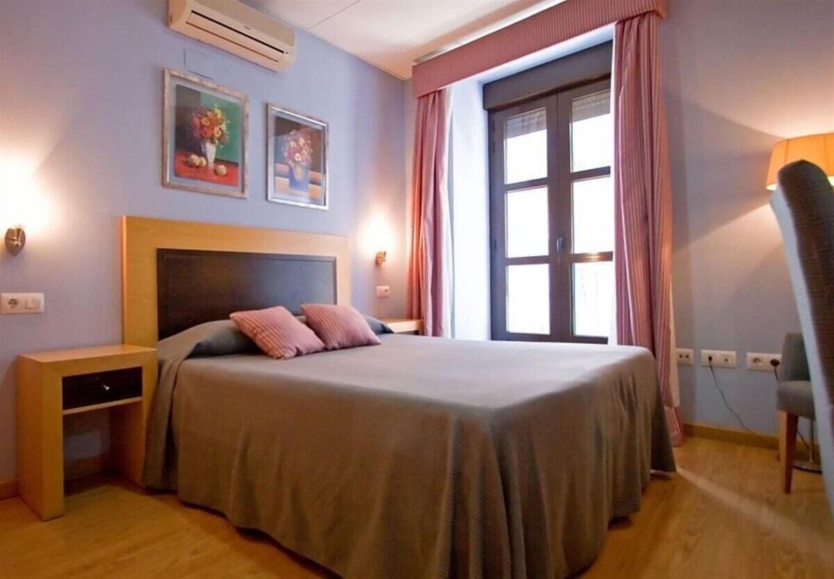 Double room with balcony doors at San Marcos