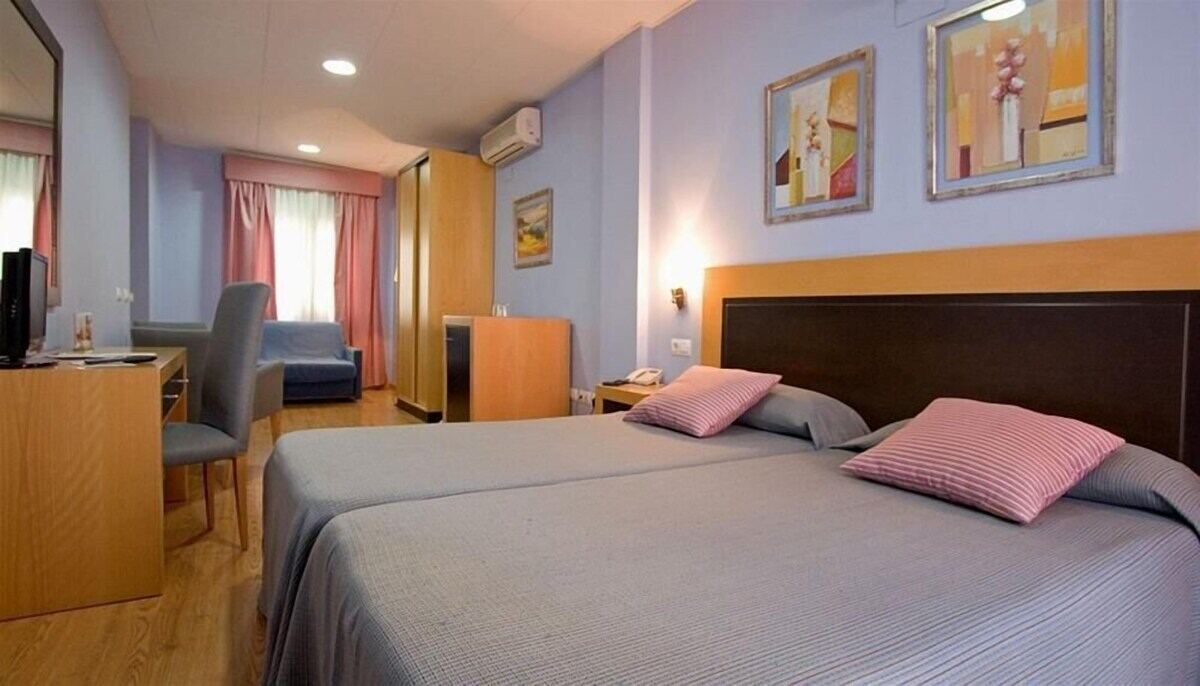 San Marcos room with twin beds and seating area