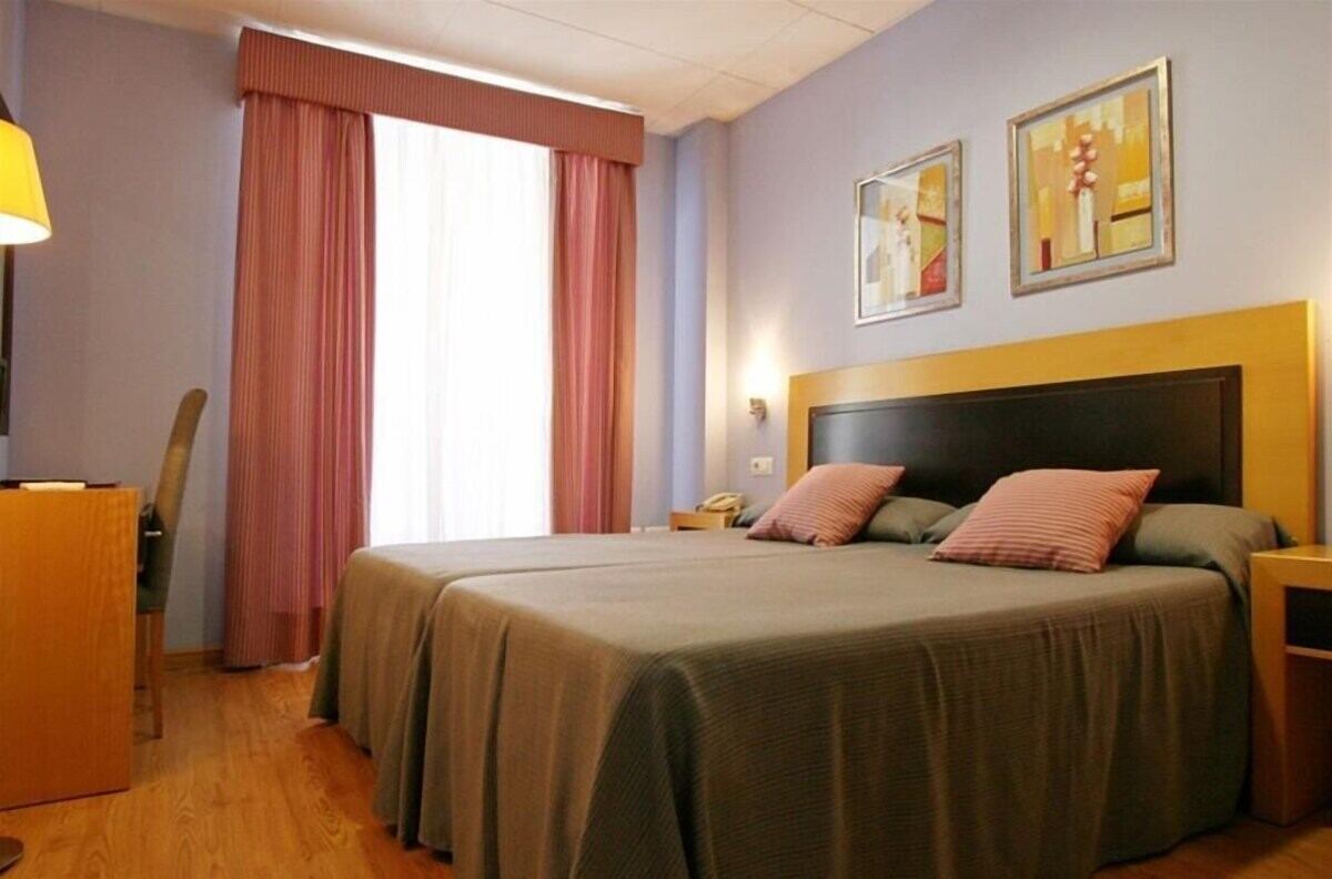 Bright twin room at San Marcos